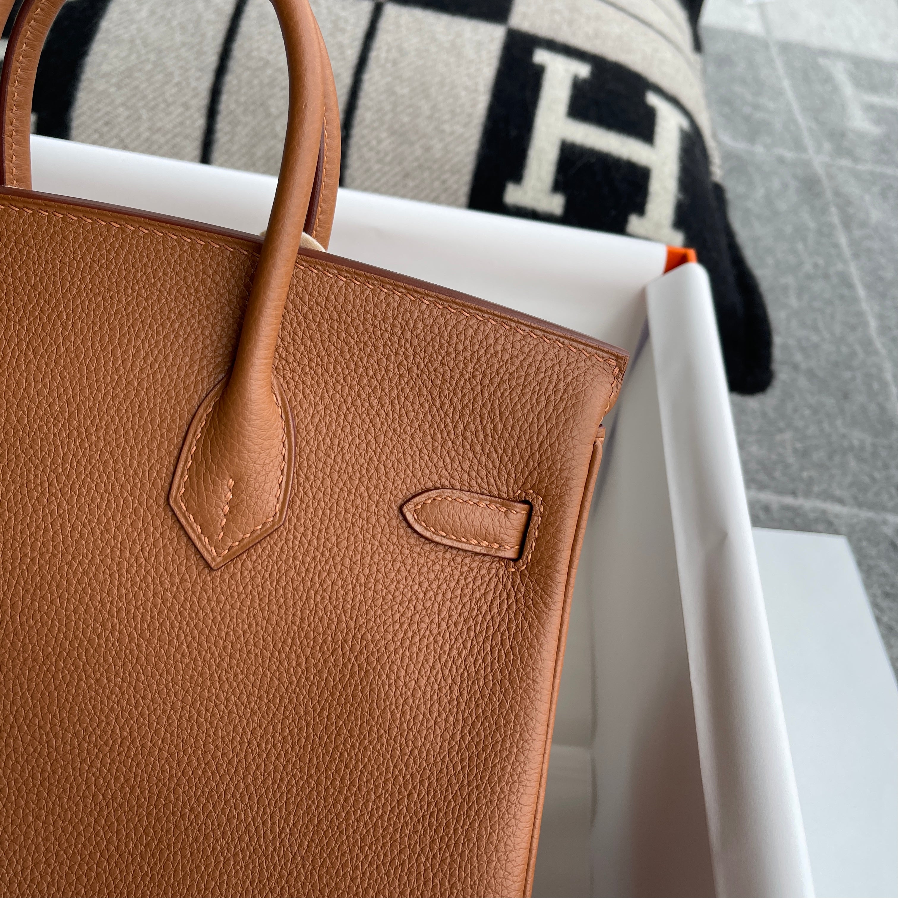 BIRKIN 25 TOGO/SWIFT LEATHER OFFICIER GOLD/JAUNE AMBRE WITH GOLD HARDWARE (GHW)