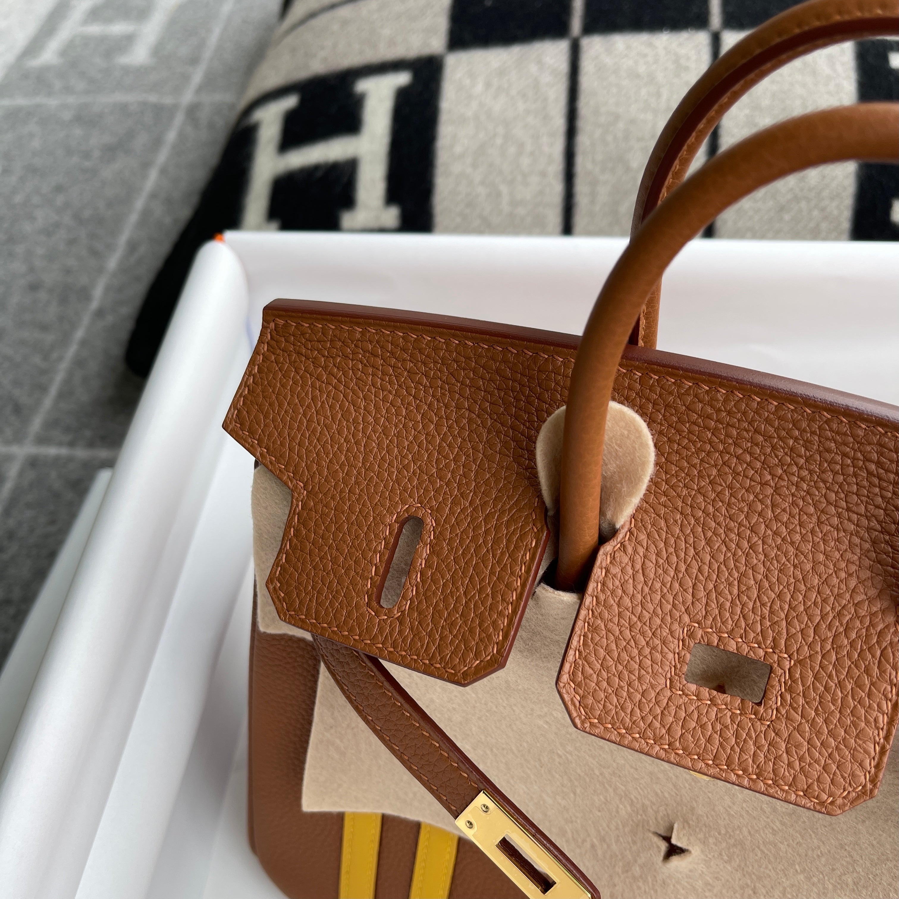 BIRKIN 25 TOGO/SWIFT LEATHER OFFICIER GOLD/JAUNE AMBRE WITH GOLD HARDWARE (GHW)