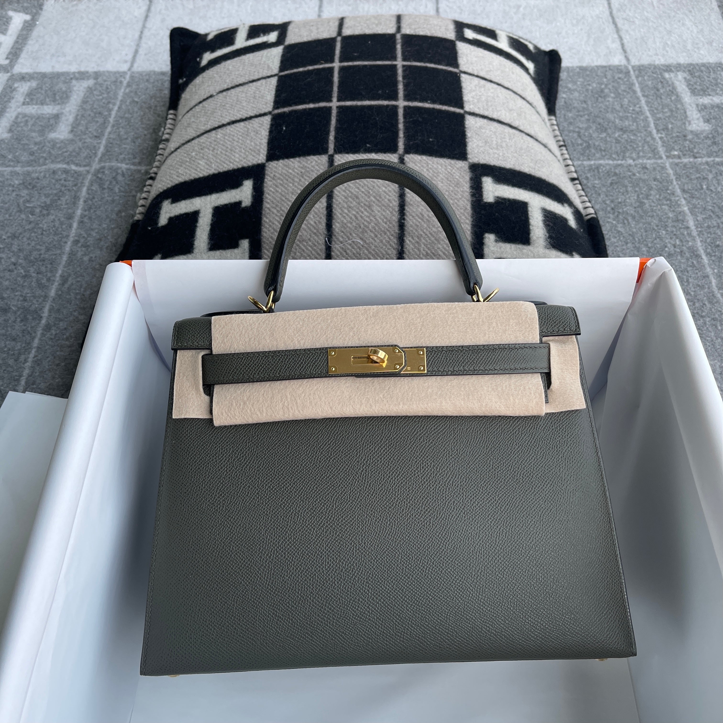 KELLY 28 EPSOM LEATHER VERT DE GRIS WITH GOLD HARDWARE (GHW)