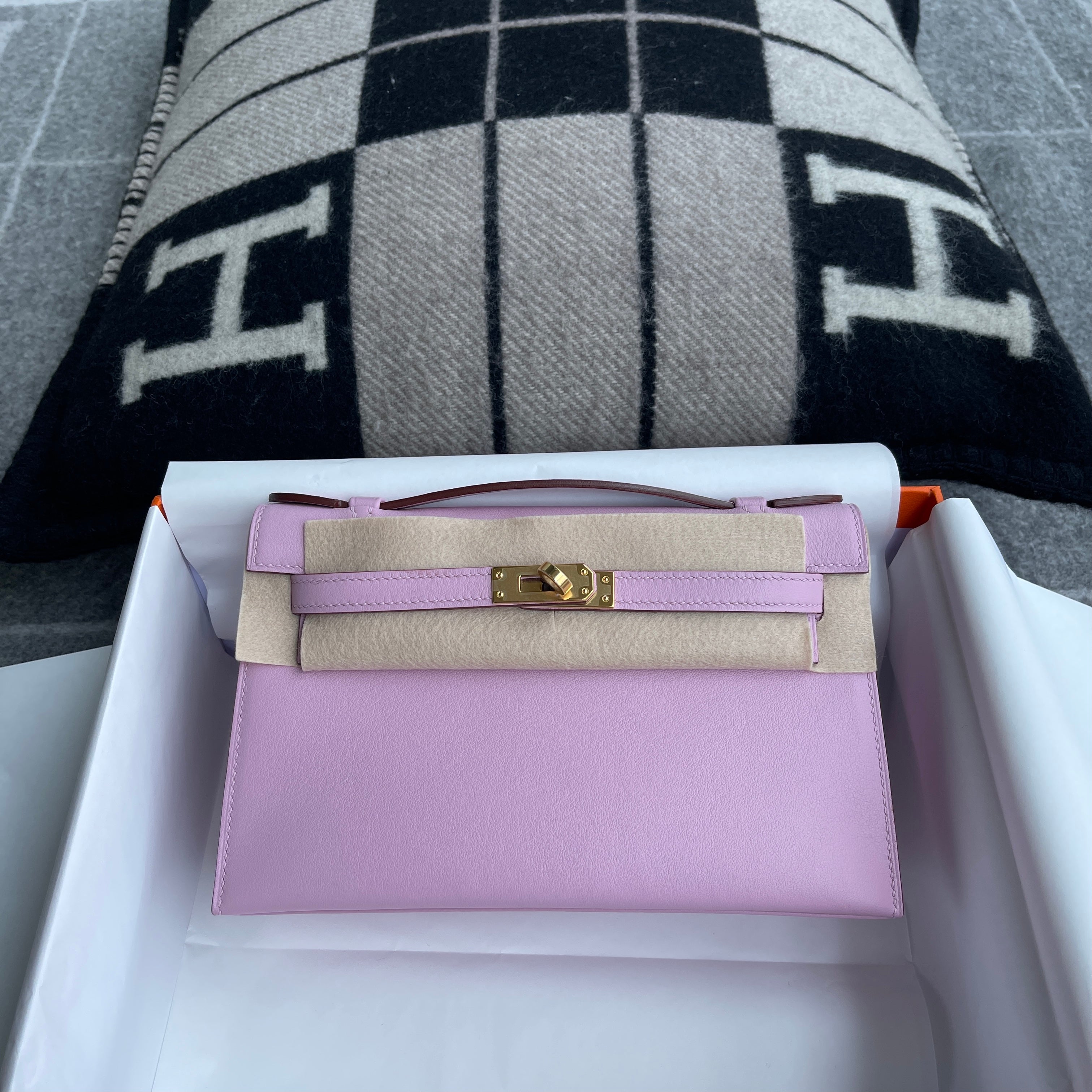 KELLY POCHETTE SWIFT LEATHER MAUVE SYLVESTRE WITH GOLD HARDWARE (GHW)