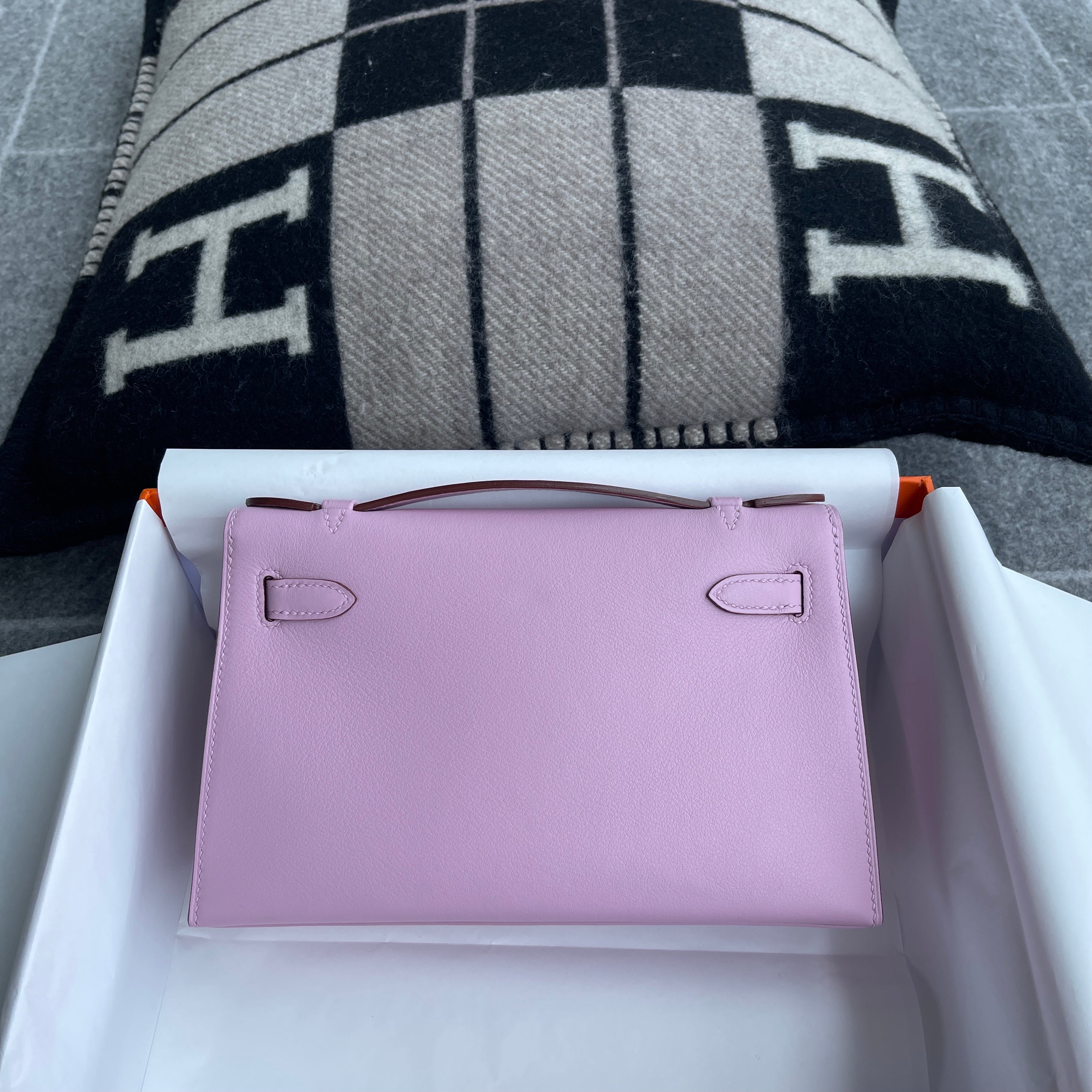 KELLY POCHETTE SWIFT LEATHER MAUVE SYLVESTRE WITH GOLD HARDWARE (GHW)