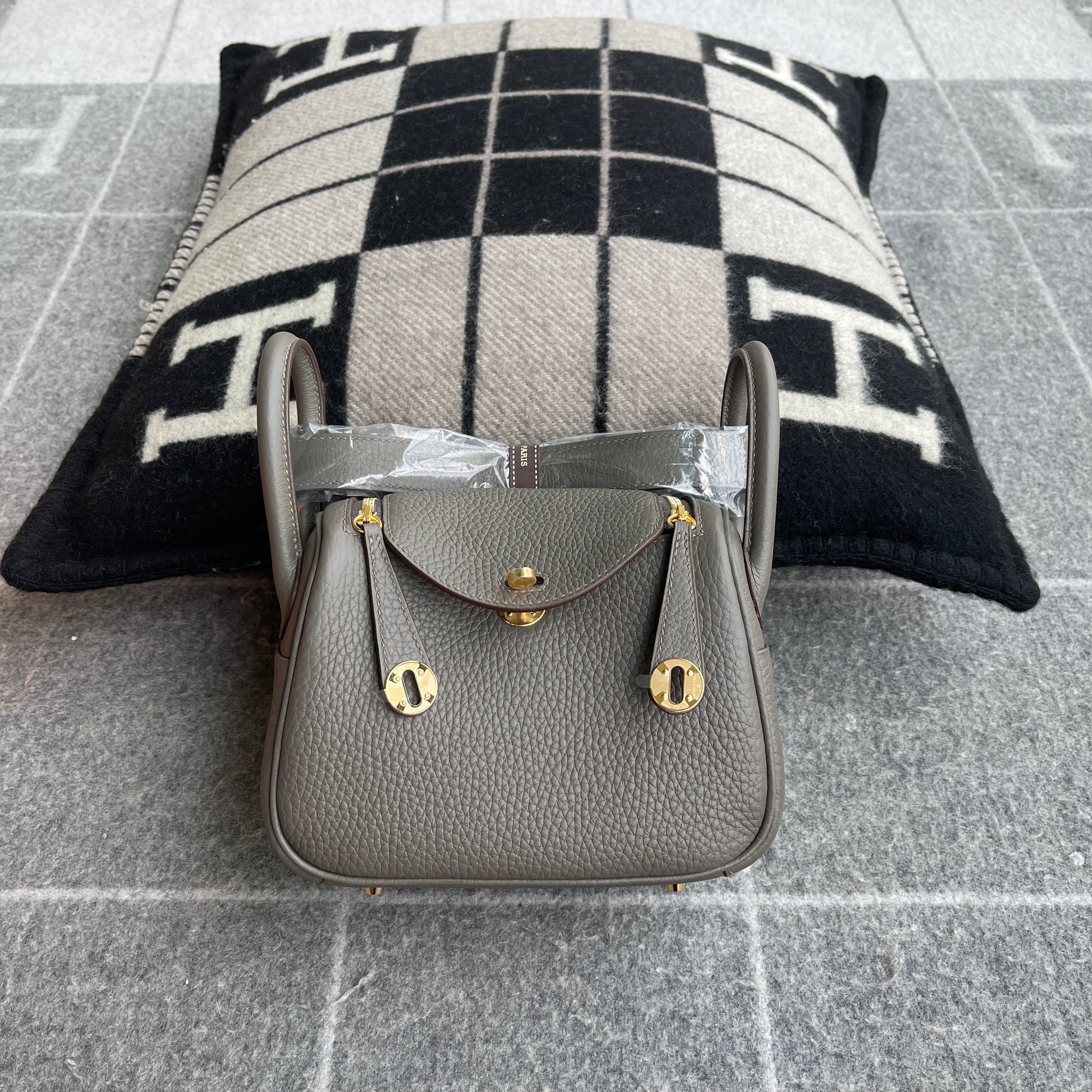 MINI LINDY 20 CLEMENCE LEATHER GRIS ASPHALTE WITH GOLD HARDWARE (GHW)