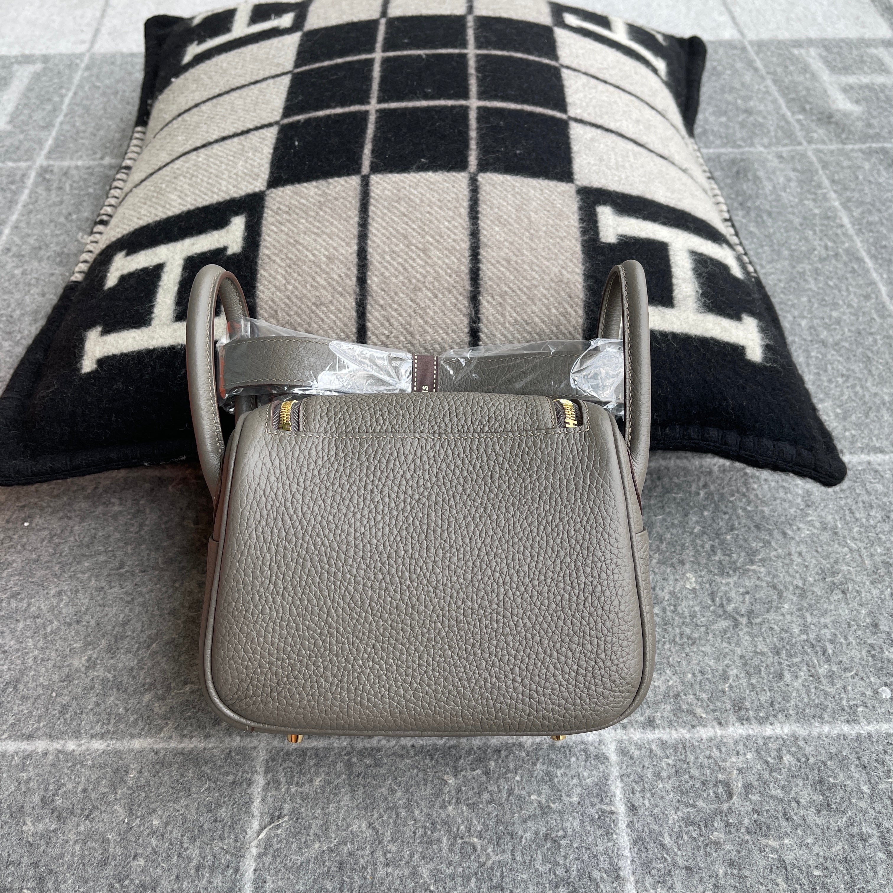 MINI LINDY 20 CLEMENCE LEATHER GRIS ASPHALTE WITH GOLD HARDWARE (GHW)