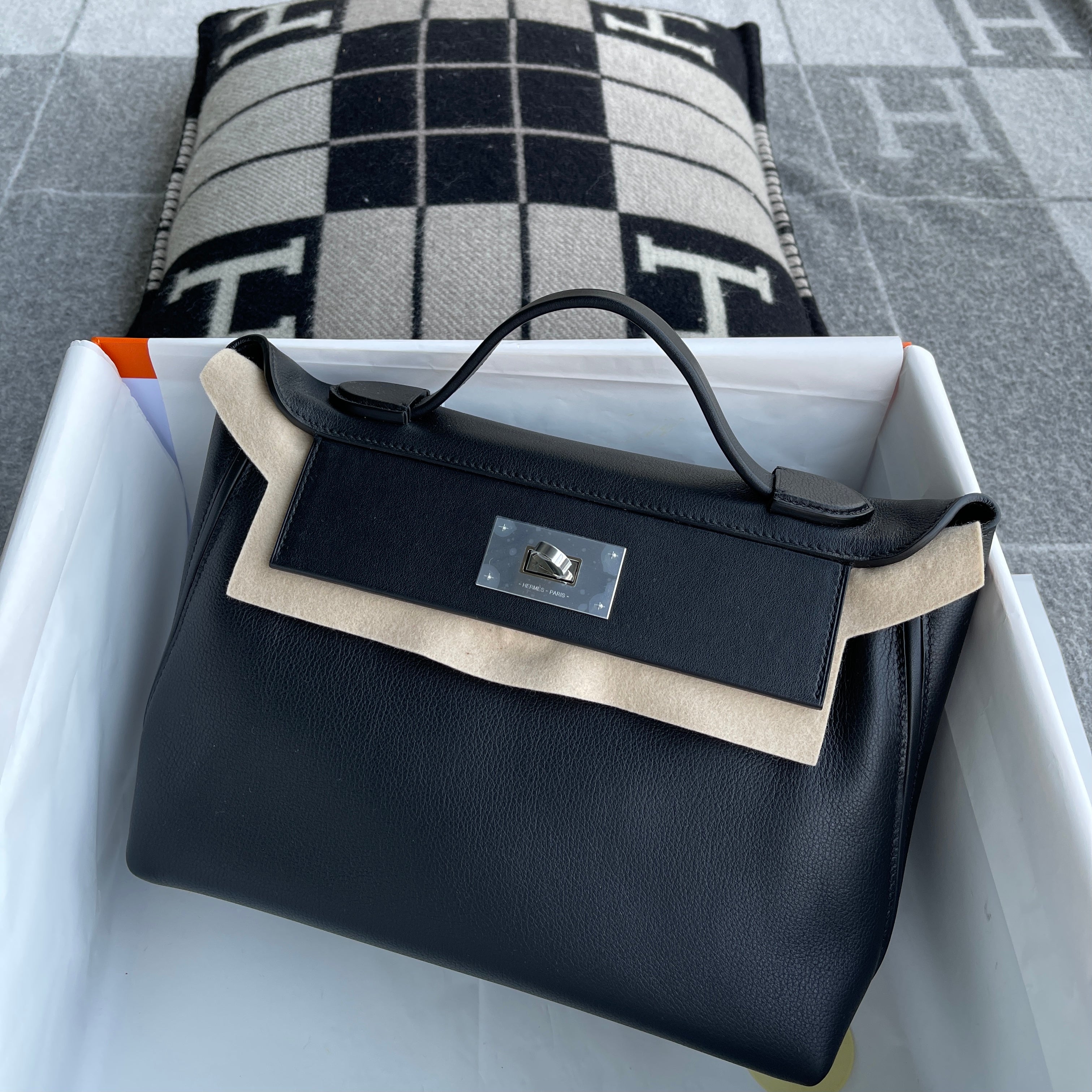 24/24 (29) TOGO & SWIFT LEATHER NOIR (BLACK) WITH PALLADIUM HARDWARE (PHW)