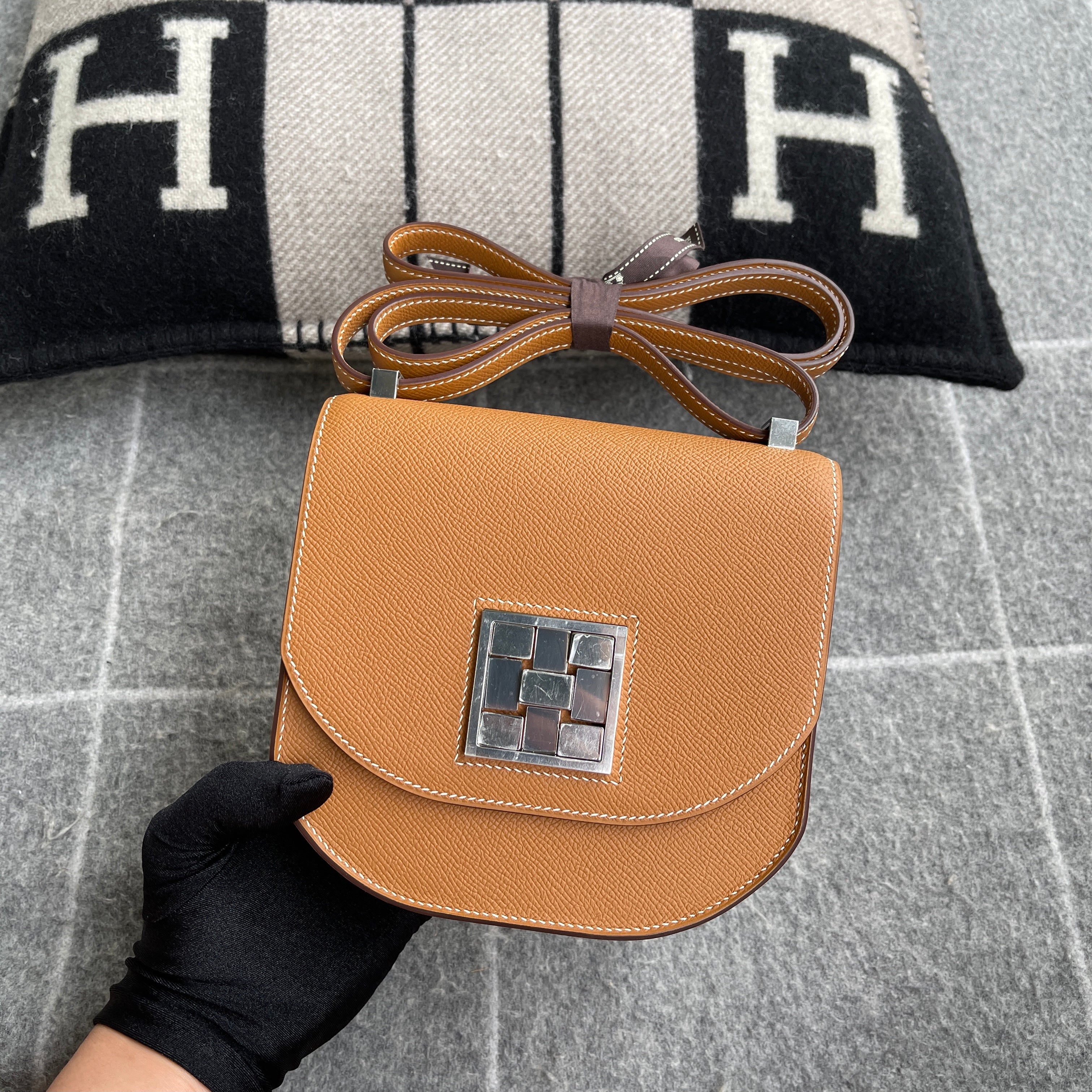 MOSAIQUE 24-17 EPSOM LEATHER GOLD WITH PALLADIUM HARDWARE (PHW)