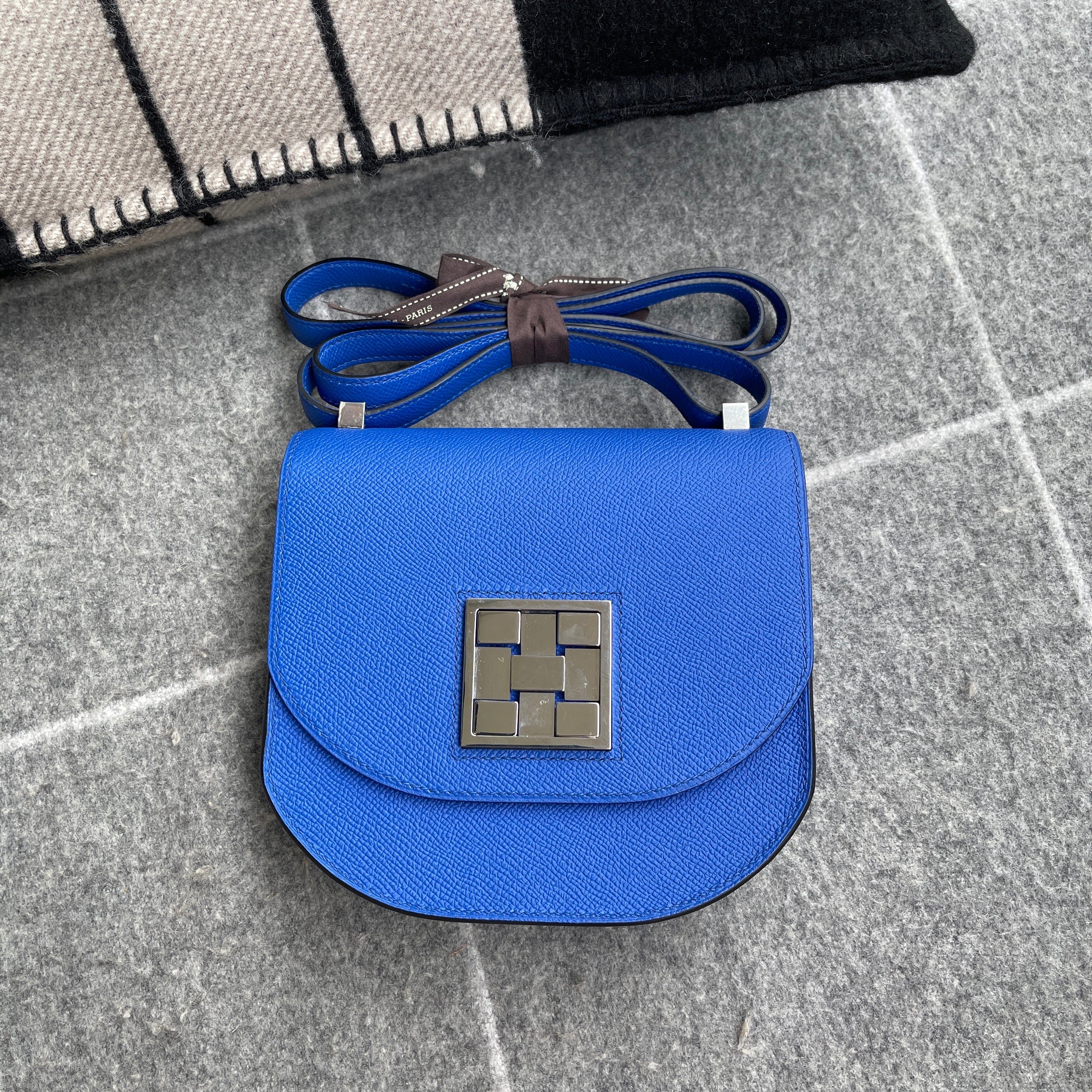 MOSAIQUE 24-17 EPSOM LEATHER BLEU ELECTRIC WITH PALLADIUM HARDWARE (PHW)