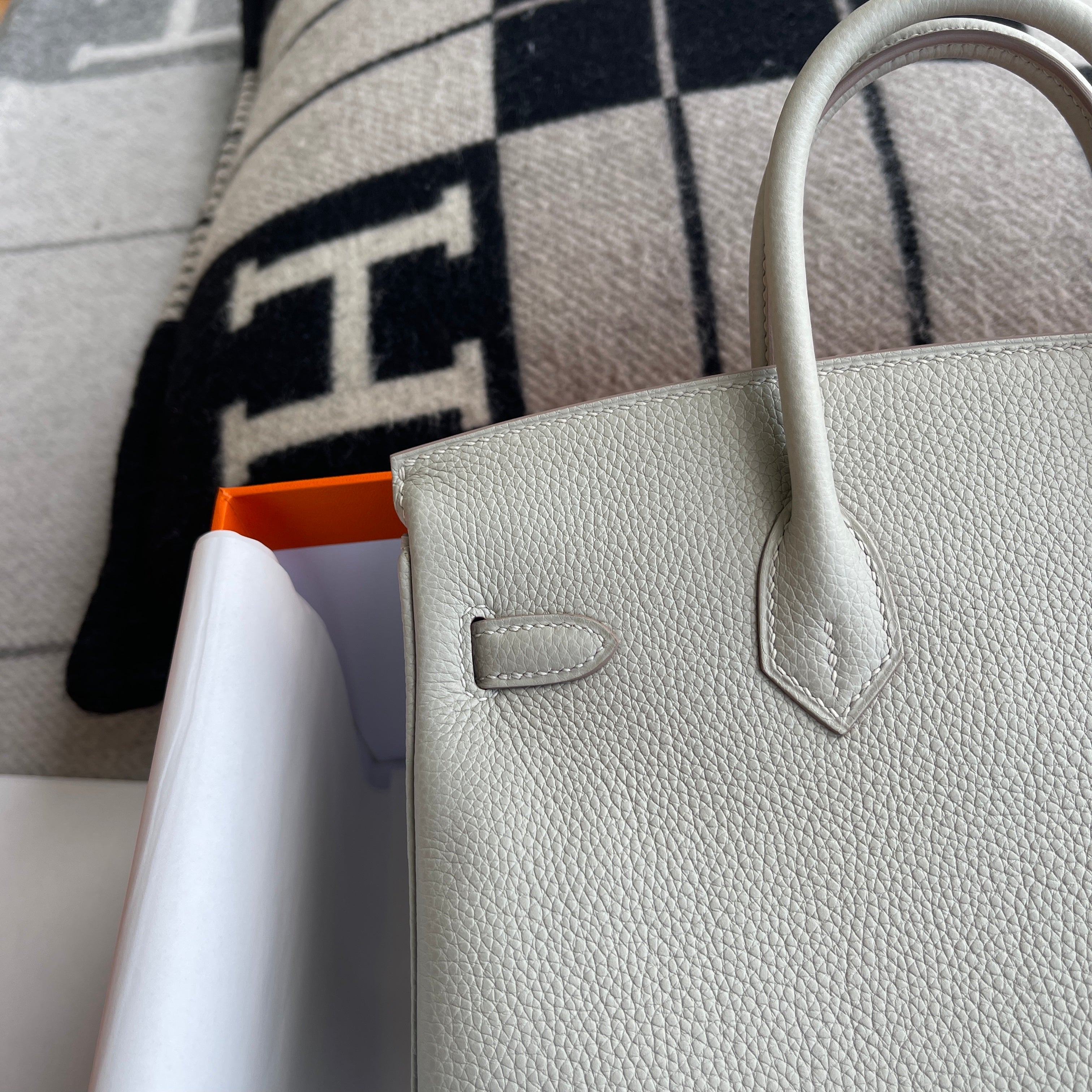 BIRKIN 25 TOGO LEATHER PEARL GREY WITH GOLD HARDWARE (GHW)