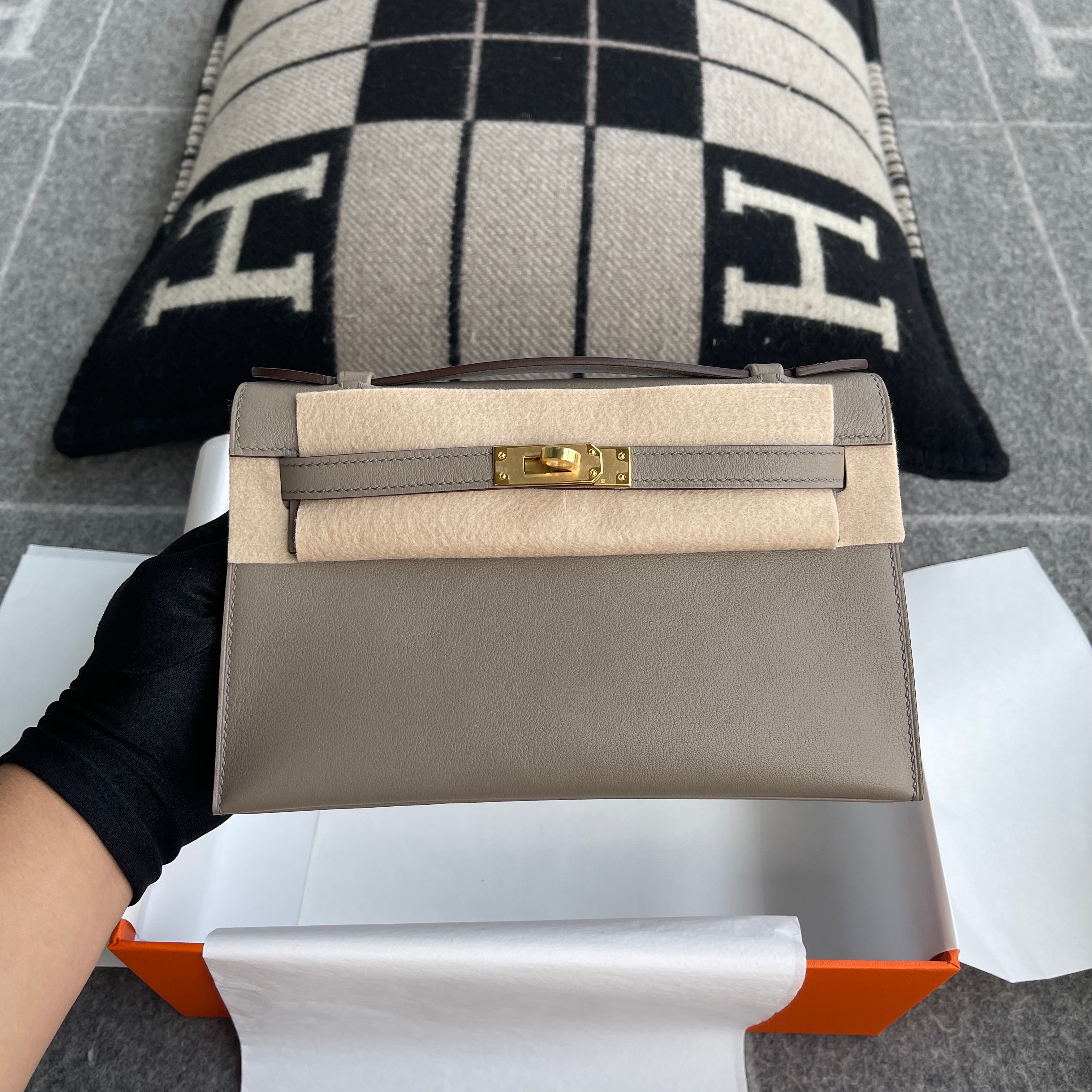 KELLY POCHETTE SWIFT LEATHER GRIS ASPHALTE WITH GOLD HARDWARE (GHW)