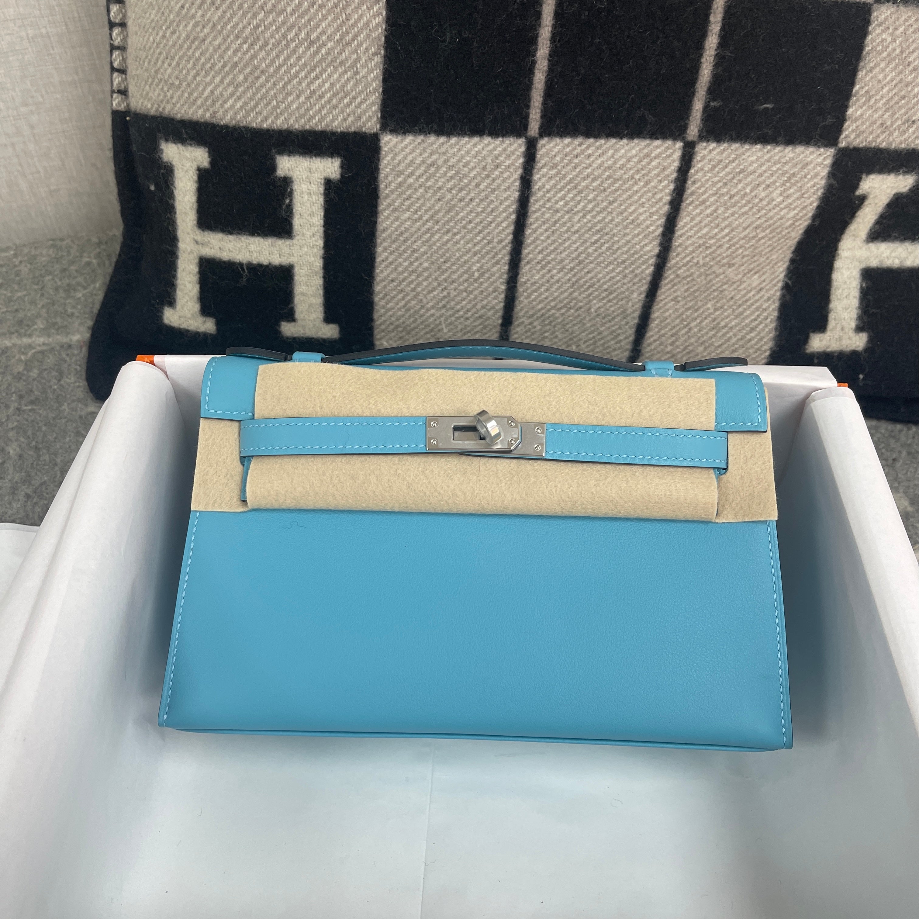 KELLY POCHETTE SWIFT LEATHER BLEU PAON WITH PALLADIUM HARDWARE (PHW)