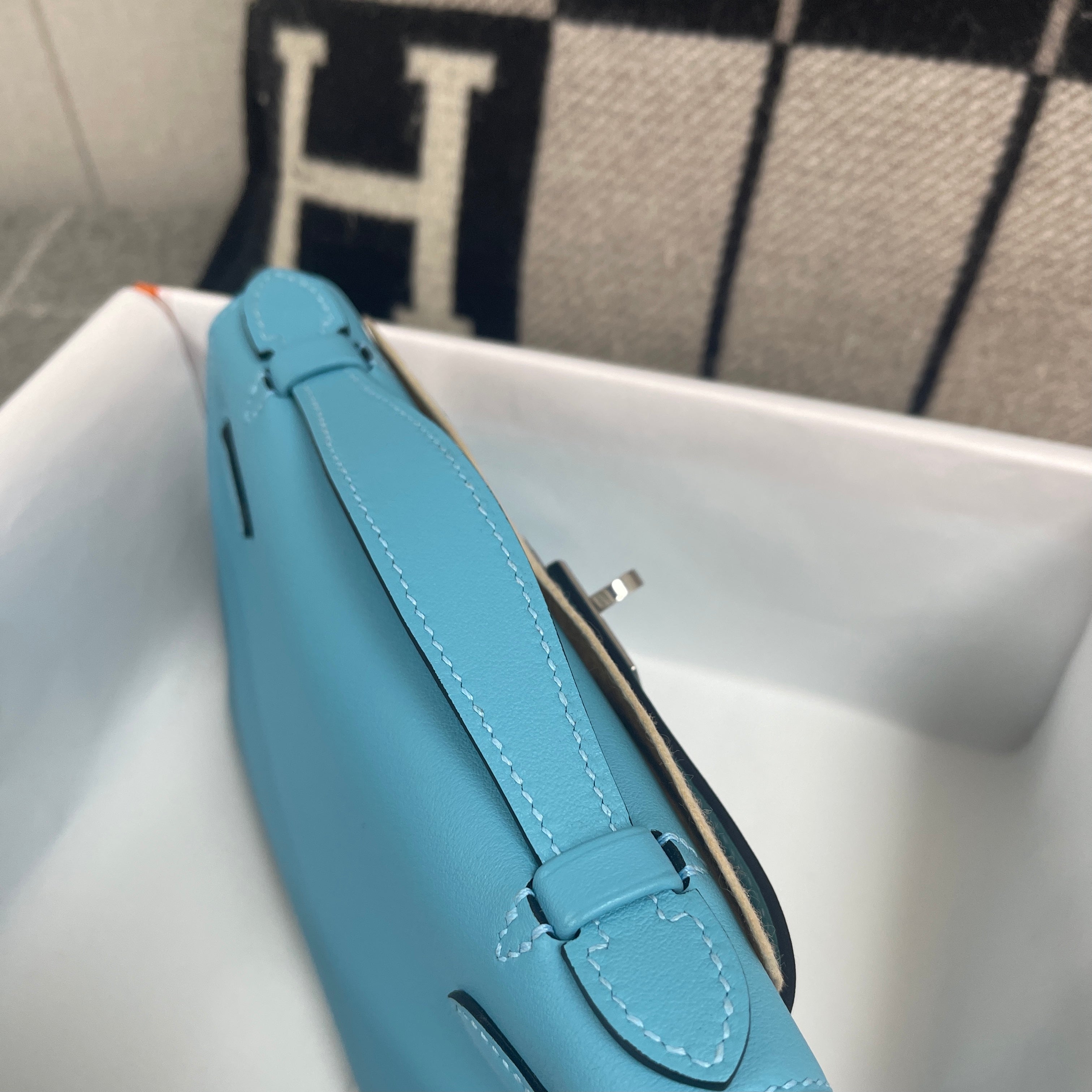 KELLY POCHETTE SWIFT LEATHER BLEU PAON WITH PALLADIUM HARDWARE (PHW)